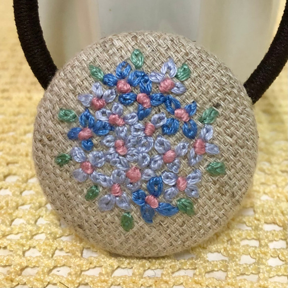 手刺繍　ヘアゴム　麻生地　青・アジサイ 2枚目の画像