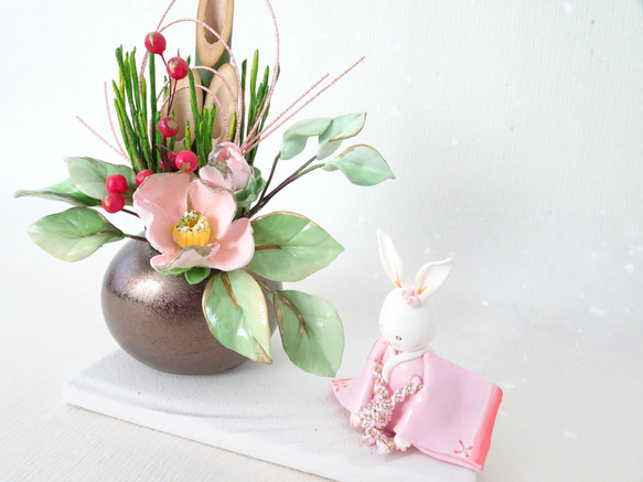 ピンク椿 ウサギ【パン粘土/和/正月】2023年卯年♪毎年楽しく入れ替えできるお正月干支飾り 3枚目の画像