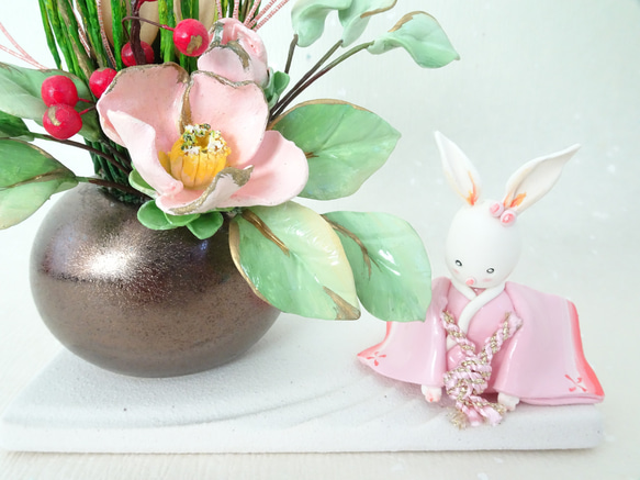 ピンク椿 ウサギ【パン粘土/和/正月】2023年卯年♪毎年楽しく入れ替えできるお正月干支飾り 2枚目の画像