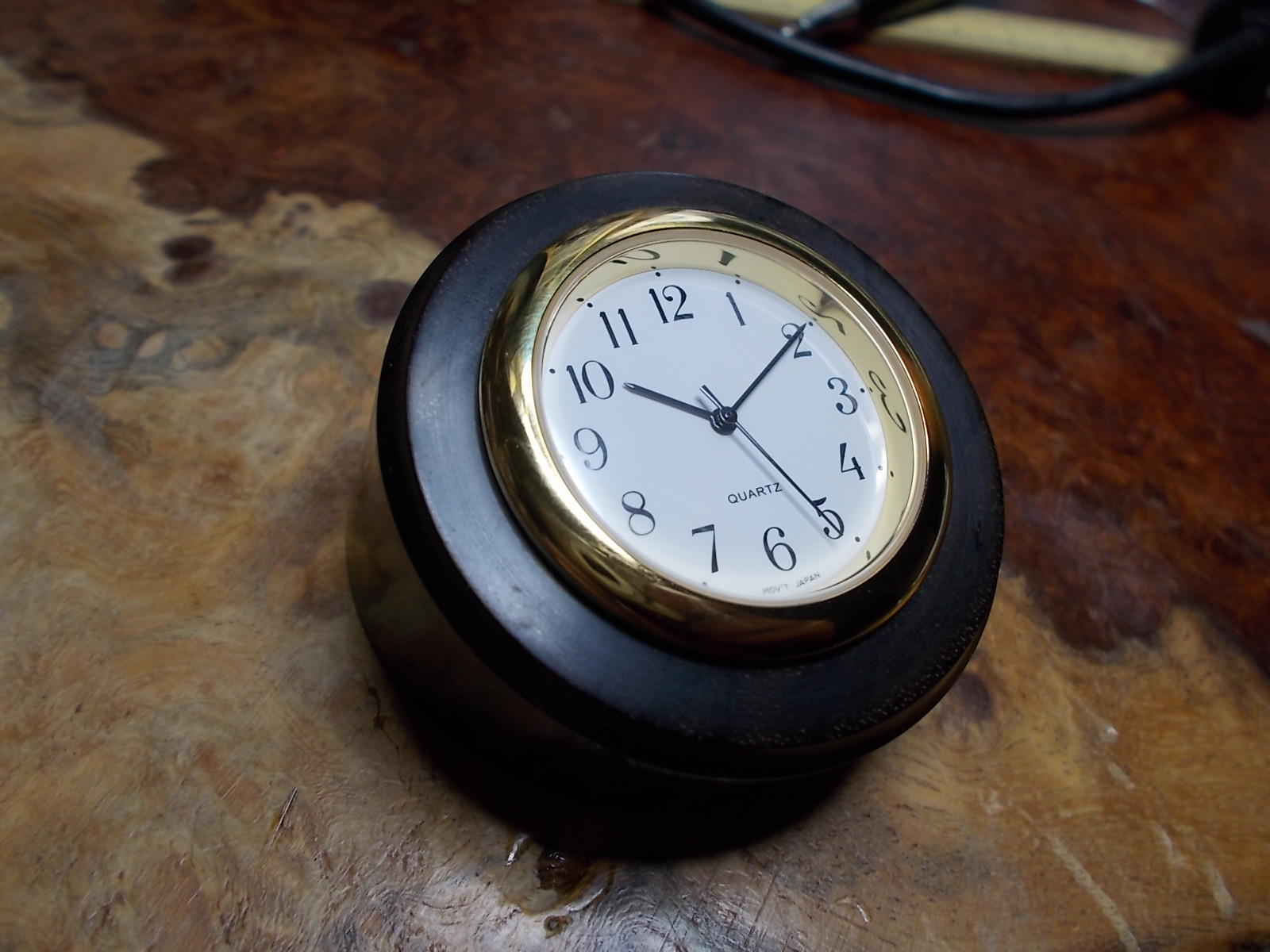 黒檀の置き時計(Gold)　ペーパーウエイトとしてもご利用できます。