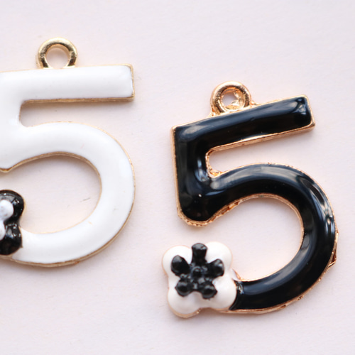 4個】 大きめ 5番チャーム No.5 花 フラワー ツヤツヤ 数字の5 デコ