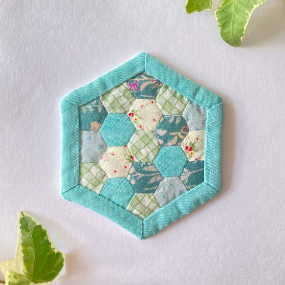 ヘキサゴンのコースター〔グリーン・1枚〕/ パッチワーク キルト芯入り