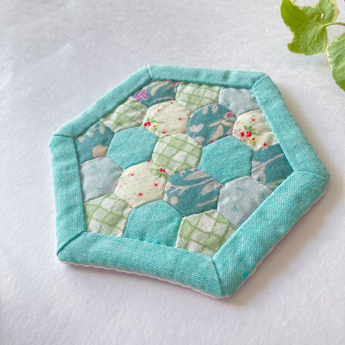 ヘキサゴンのコースター〔グリーン・1枚〕/ パッチワーク キルト芯入り