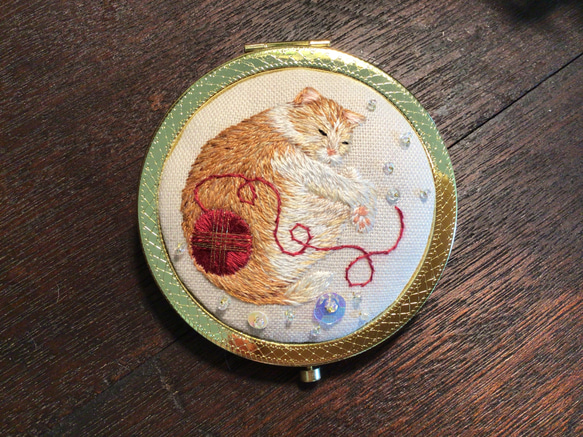 ねこ　猫　ミラー　手鏡　ビーズ　ハンドメイド　手刺繍　刺繍　プレゼント　ギフト　木苺 7枚目の画像