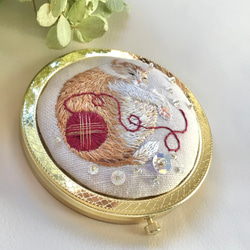 ねこ　猫　ミラー　手鏡　ビーズ　ハンドメイド　手刺繍　刺繍　プレゼント　ギフト　木苺 5枚目の画像