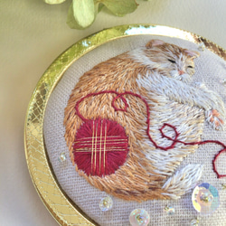 ねこ　猫　ミラー　手鏡　ビーズ　ハンドメイド　手刺繍　刺繍　プレゼント　ギフト　木苺 2枚目の画像