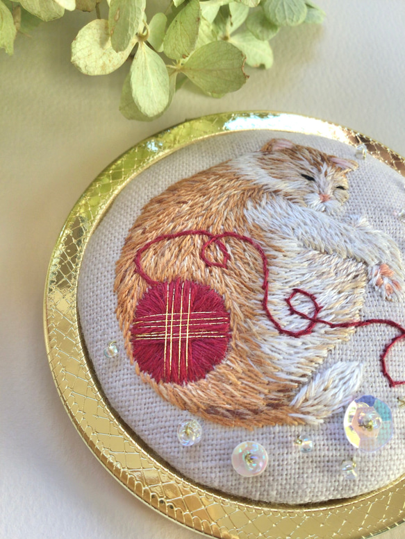 ねこ　猫　ミラー　手鏡　ビーズ　ハンドメイド　手刺繍　刺繍　プレゼント　ギフト　木苺 2枚目の画像