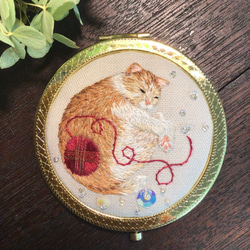 ねこ　猫　ミラー　手鏡　ビーズ　ハンドメイド　手刺繍　刺繍　プレゼント　ギフト　木苺 1枚目の画像