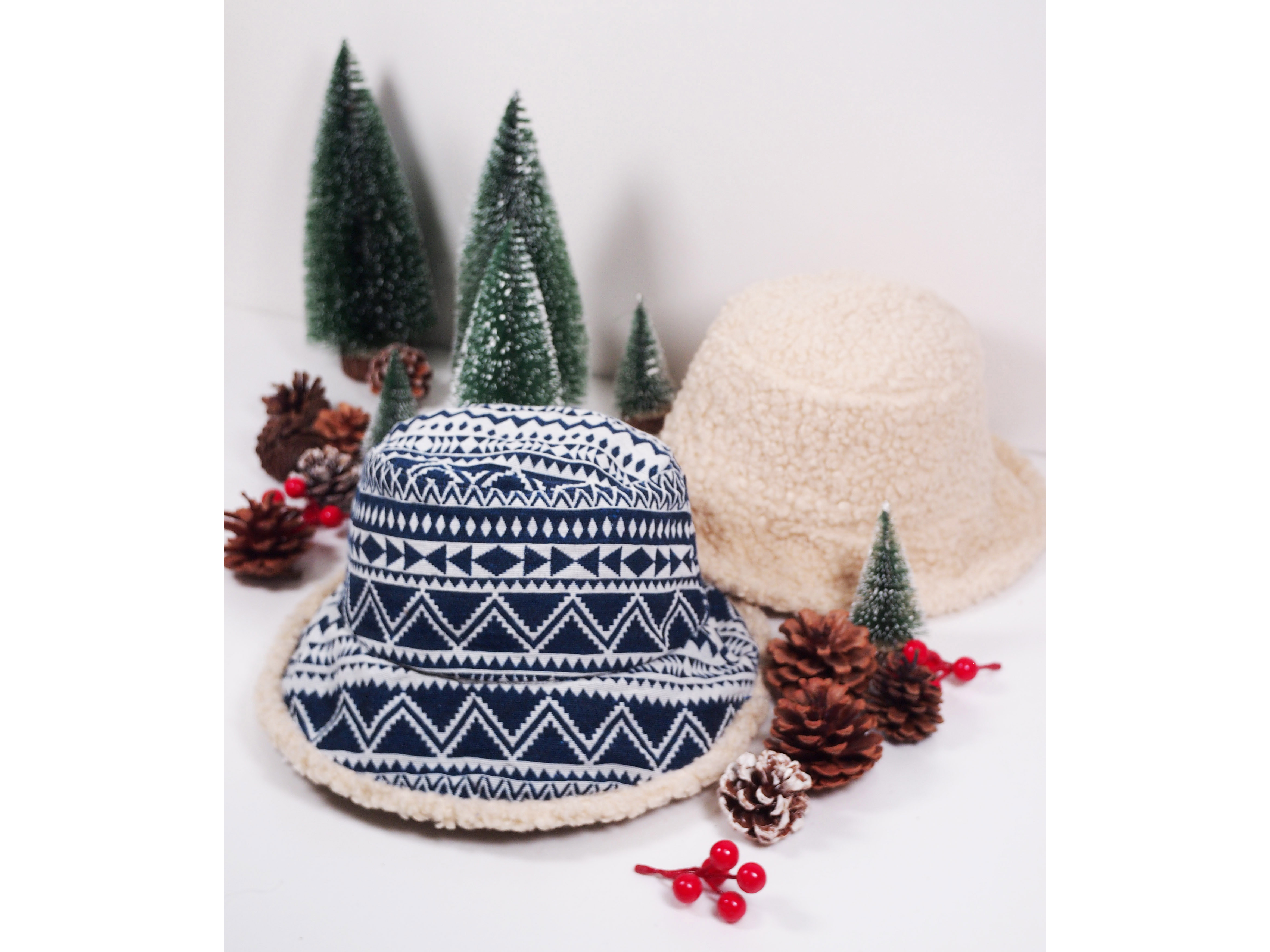 両面使える ボア ロゴ入り バケットハット ハット キャップ　帽子 ファッション アウトドア キャンプ (白)