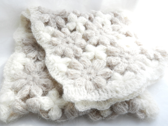 新作マフラー　お花モチーフ編み　チクチクしないアルパカ75％薄茶色×オフホワイト 1枚目の画像