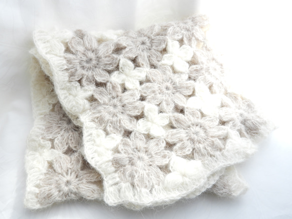 新作マフラー　お花モチーフ編み　チクチクしないアルパカ75％薄茶色×オフホワイト 3枚目の画像