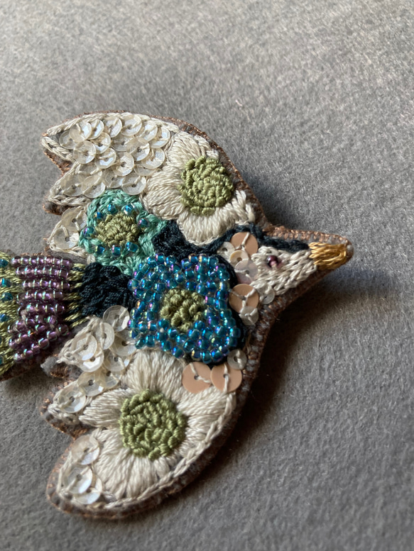 ビーズと刺繍のお花畑鳥ブローチ 3枚目の画像