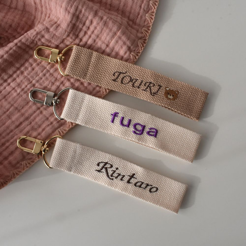 【即購入◎】名前 オーダー 名入れ刺繍キーホルダー バッグチャーム ネームタグ 即購入◎】名前 オーダー 名入れ刺繍キーホルダー バッグ