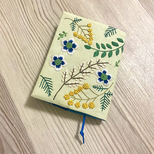 手刺繍の温もりブックカバー - 読書時間を特別に＊春の庭 ブックカバー