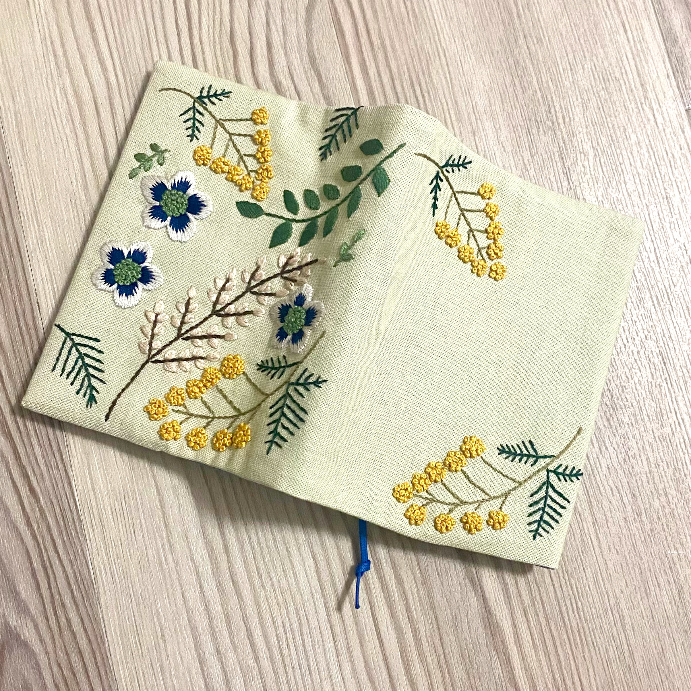 手刺繍の温もりブックカバー - 読書時間を特別に＊春の庭
