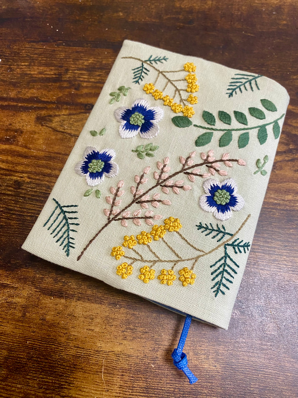 手刺繍ブックカバー＊春の庭 4枚目の画像