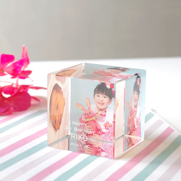 【写真入り】　クリスタルガラスのフォトキューブオーナメント／60角／写真２面＋名入れ／LC-60cube-p2 1枚目の画像