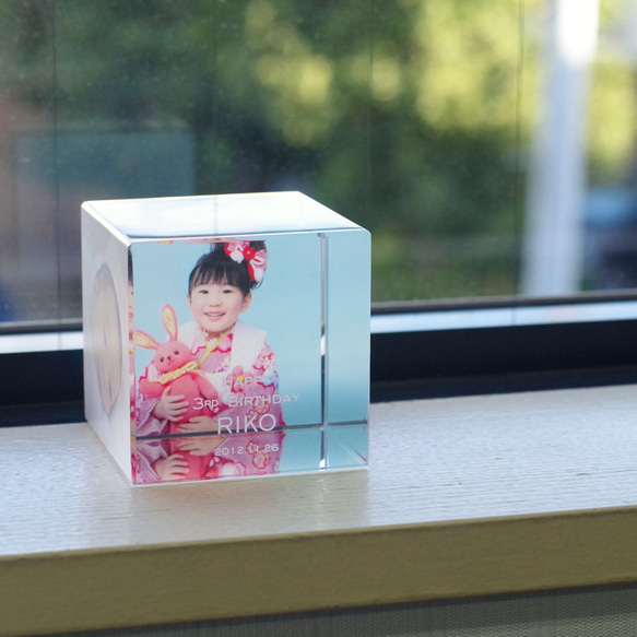 【写真入り】　クリスタルガラスのフォトキューブオーナメント／60角／写真２面＋名入れ／LC-60cube-p2 8枚目の画像