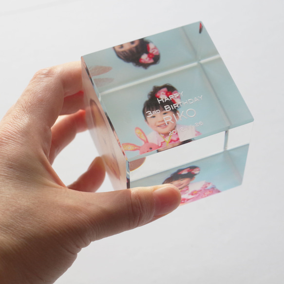 【写真入り】　クリスタルガラスのフォトキューブオーナメント／60角／写真２面＋名入れ／LC-60cube-p2 3枚目の画像