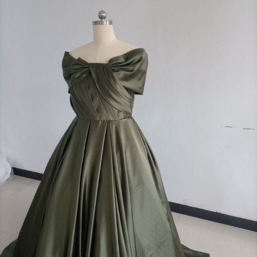 オリーブグリーン（カーキ）カラードレス 深めな緑 光沢サテン オフ  