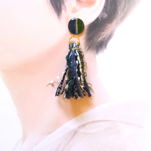 【取引中】【sale】2way*ネイビーとモスグリーンのタッセルのピアス sale】2way*ネイビーとモスグリーンのタッセルのピアス