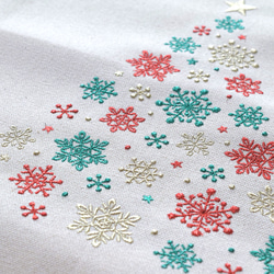 気軽に飾れる♪刺繍クリスマスタペストリー《小サイズ》スノーツリー 雪の結晶 コンパクト 3枚目の画像