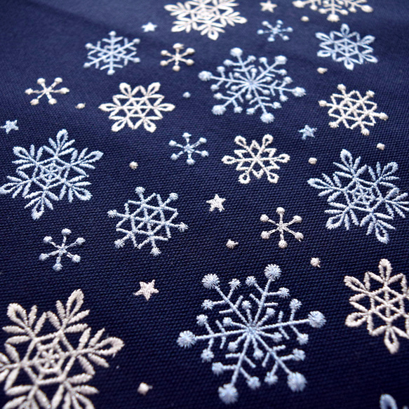【送料無料】刺繍クリスマスタペストリー《大サイズ / ネイビー》スノーツリー 雪の結晶 コンパクト 3枚目の画像