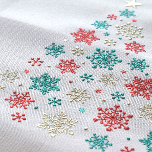 【送料無料】刺繍クリスマスタペストリー《大サイズ 》スノーツリー 雪の結晶 コンパクト 4枚目の画像