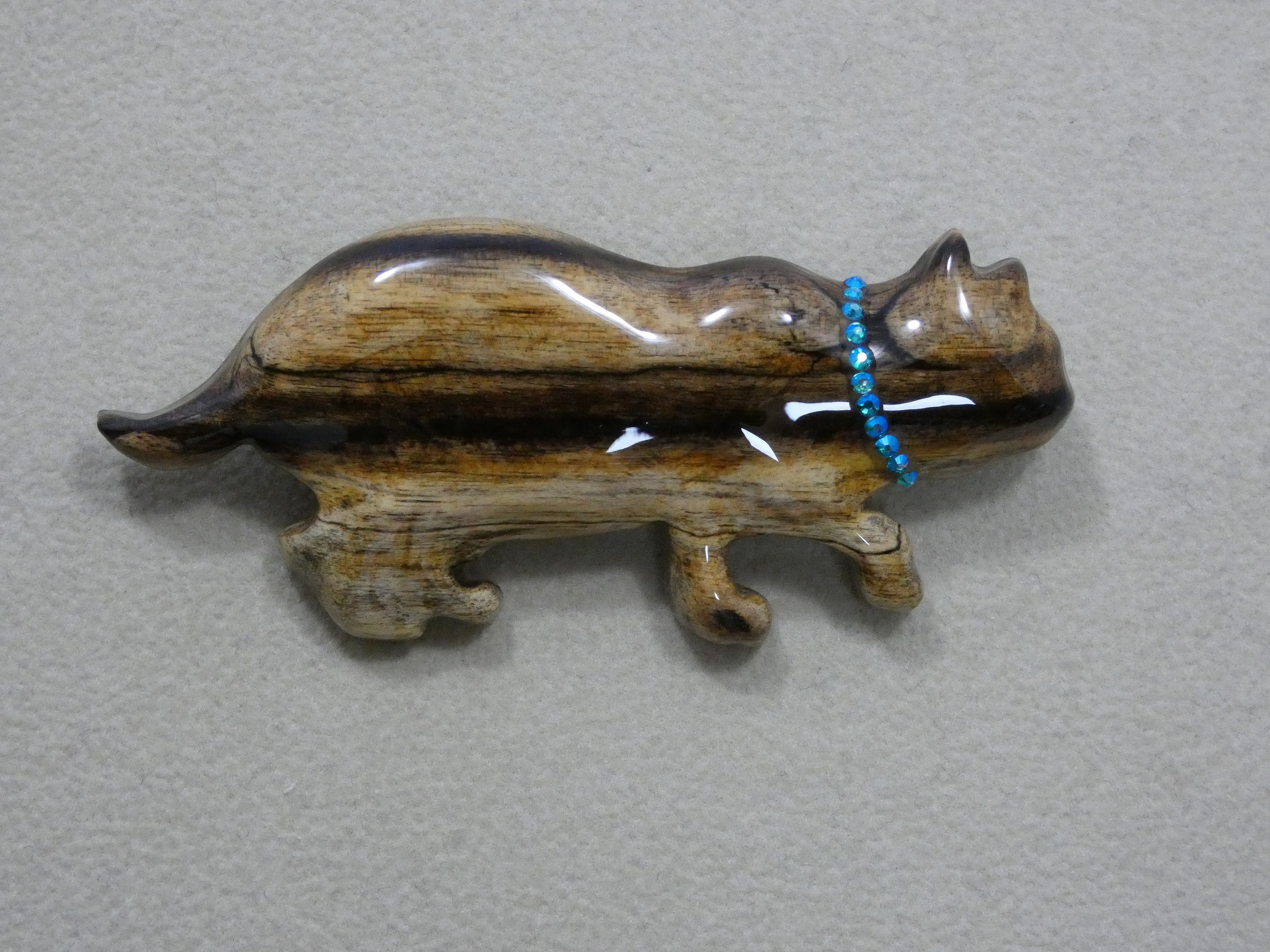 木製　ブローチ　（　猫　）