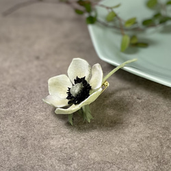 布花アンティークカラーのシンプルなアネモネのコサージュ 7枚目の画像
