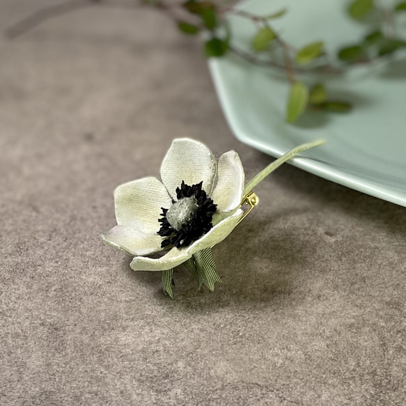 布花アンティークカラーのシンプルなアネモネのコサージュ 7枚目の画像