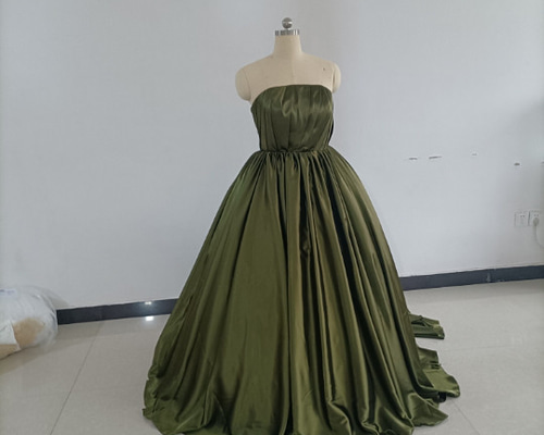 オリーブグリーン（カーキ）カラードレス 深めな緑 光沢サテン ベア