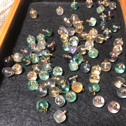 天然石彫 フローライト リンゴモチーフペンダント10㎜ 3個セット