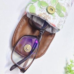新柄追加*選べる♪ バッグに付けられる メガネケース エコレザー × リバティ 眼鏡ケース ストラップ付き ふんわり 5枚目の画像