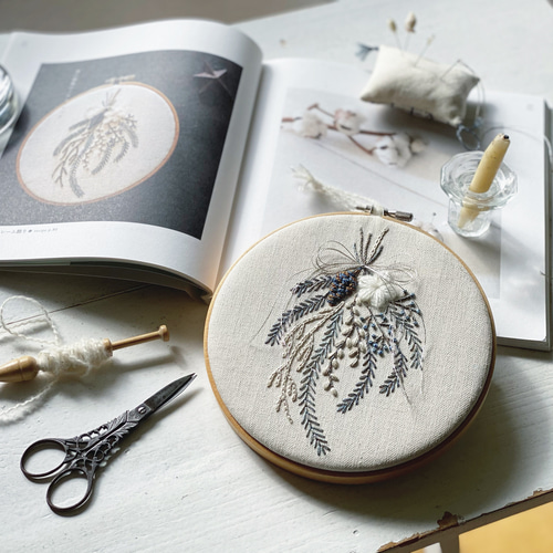 刺繍キット〕青と白のボタニカルスワッグ フレーム飾り キット