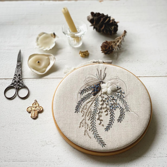 刺繍キット〕青と白のボタニカルスワッグ フレーム飾り キット