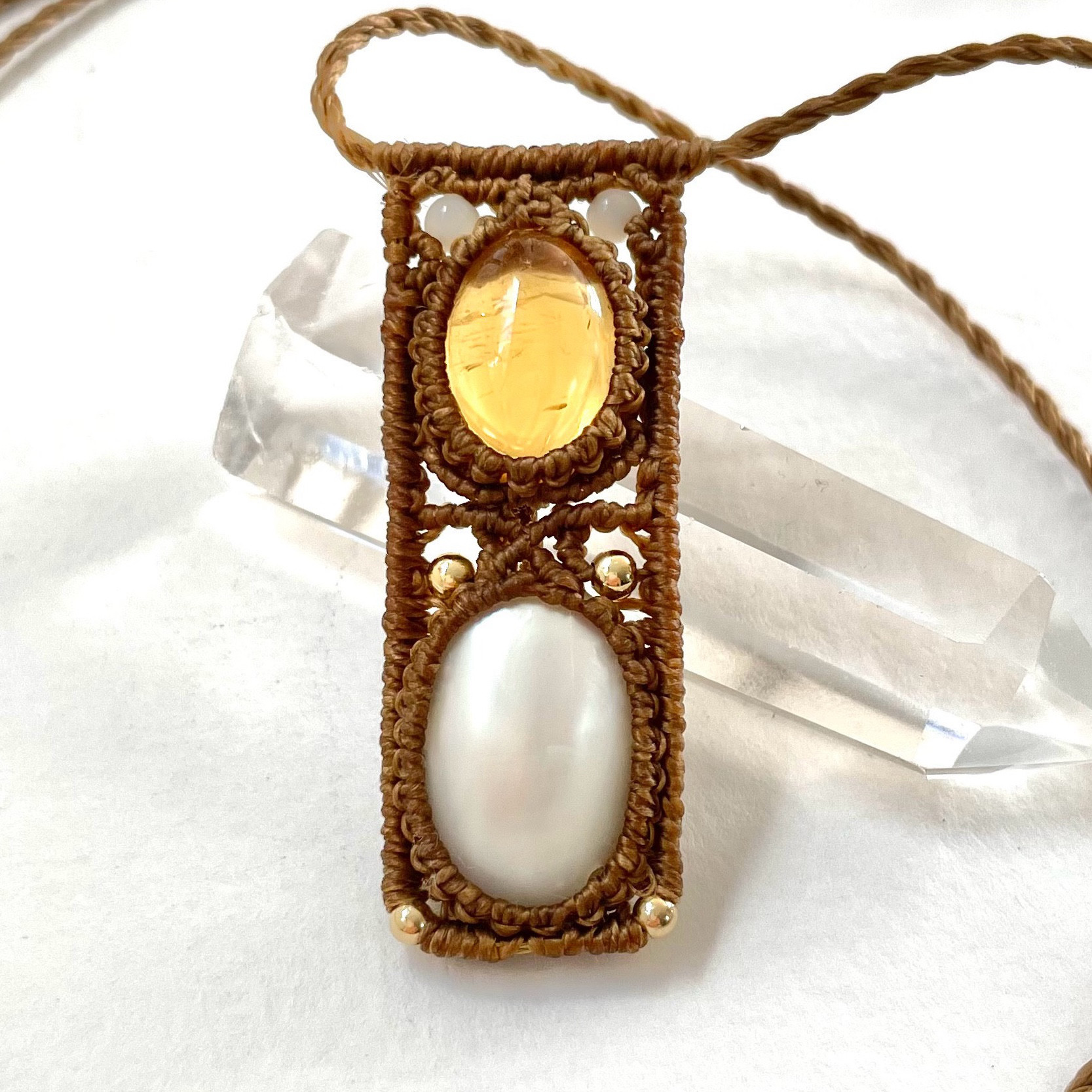 宝石箱＊シトリン【11月誕生石】とパール【6月誕生石】の天然石マクラメネックレス