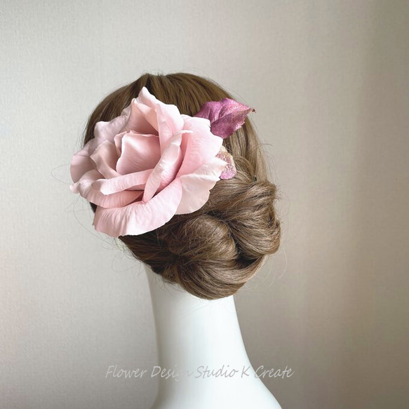 ピンクベージュの薔薇と葉っぱの髪飾り　Uピン　桜色　フローレス　フラメンコ　ダンス　髪飾り　浴衣髪飾り 1枚目の画像