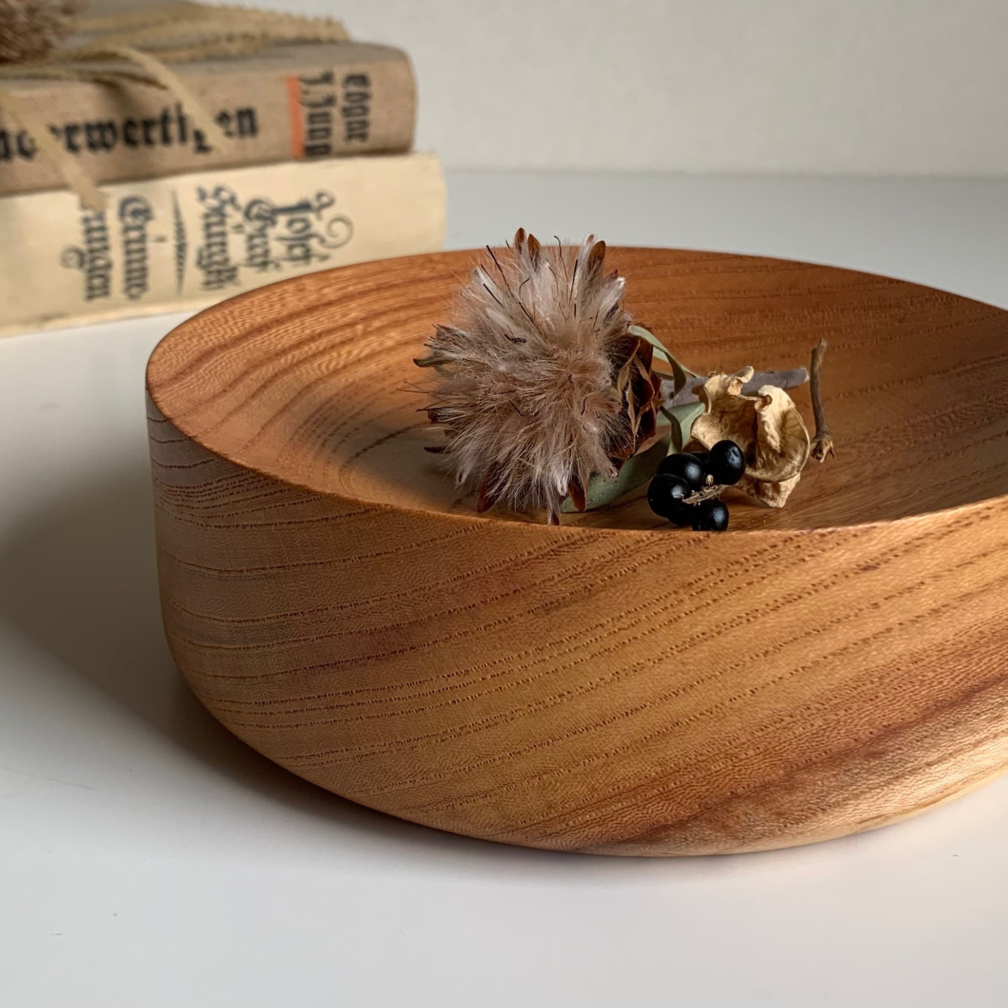 木の飾り台　上の陶器小物込み　インテリアにどうぞ！ 木の飾り台 上の陶器小物込み インテリアにどうぞ！