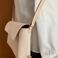 Sスマホポケット付き　ヌメ革ショルダーバッグ　手縫い　日本製レザー　お散歩ショルダー 5枚目の画像