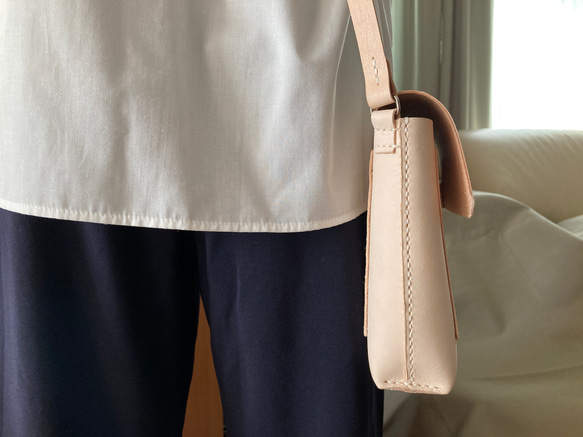 Mスマホポケット付き　ヌメ革ショルダーバッグ　お散歩ショルダー　日本製レザー　手縫い 2枚目の画像
