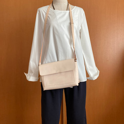 Mスマホポケット付き　ヌメ革ショルダーバッグ　お散歩ショルダー　日本製レザー　手縫い 5枚目の画像