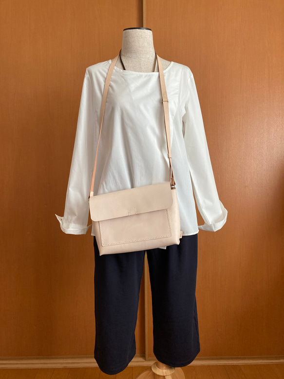 Mスマホポケット付き　ヌメ革ショルダーバッグ　お散歩ショルダー　日本製レザー　手縫い 5枚目の画像