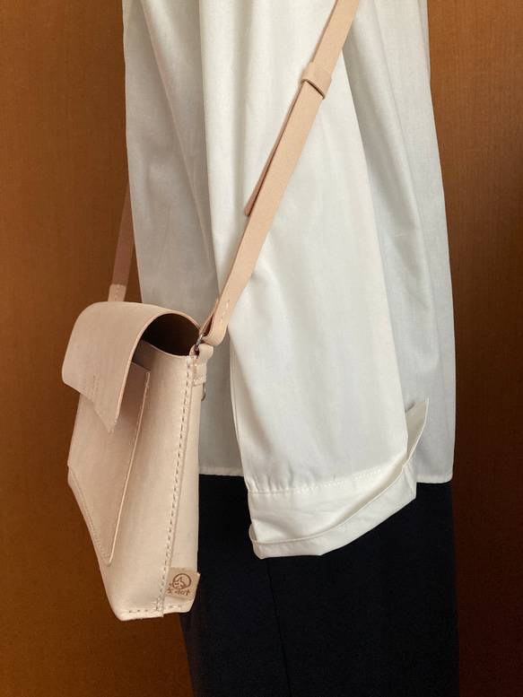 Mスマホポケット付き　ヌメ革ショルダーバッグ　お散歩ショルダー　日本製レザー　手縫い 6枚目の画像