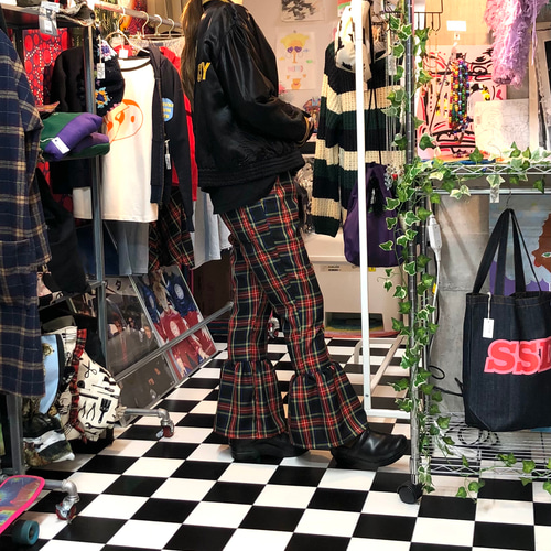 タータンチェック　裾フリルコットンフレアパンツ:ネイビー タータンチェック 裾フリルフレアパンツ:ネイビー キュロット