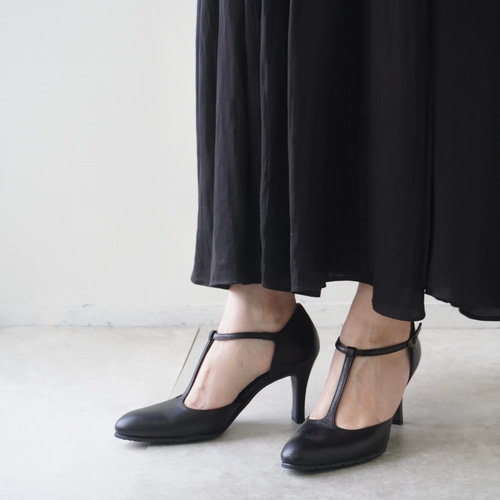 シルエットの美しいセパレートTストラップパンプス 黒 ブラック