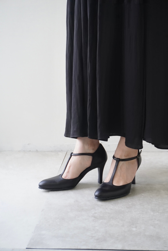 シルエットの美しいセパレートTストラップパンプス 黒 ブラック
