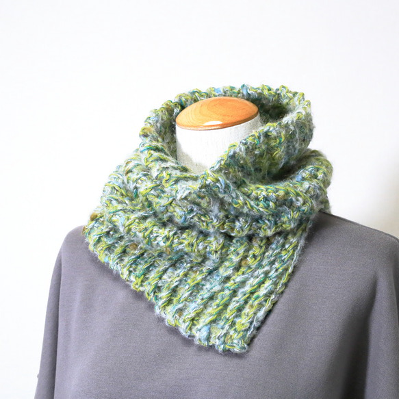 かぎ針編みのスヌード 秋冬毛糸 1点物 グリーン系 スリット入り  