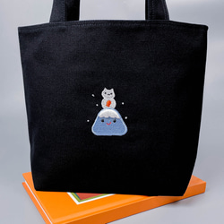 【富士山と雪猫】立体刺繍 | 帆布ぼっちバッグ | パッケージ付き 2枚目の画像