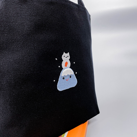 【富士山と雪猫】立体刺繍 | 帆布ぼっちバッグ | パッケージ付き 3枚目の画像